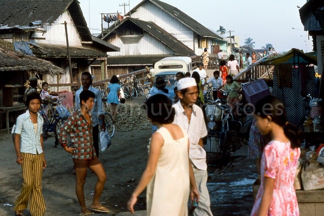 Samarinda 1975. Viví dos años aquí antes de meterme en la selva. Éramos sólo tres occidentales en la ciudad. Llama la atención el hecho de que las chicas vayan con la cabeza descubierta. Hoy no sería el caso.