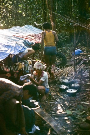 Un refugio temporal en la selva con los dayak punan. Cada uno llevaba un trozo de plástico que se extendía sobre una estructura de ramas para hacer un techo. Se dormía en el suelo. A las siete ya era noche cerrada. Aprovechaba los ratos antes de dormir para charlar con los punan y aprender cosas sobre su vida. Ellos hacían otro tanto conmigo.