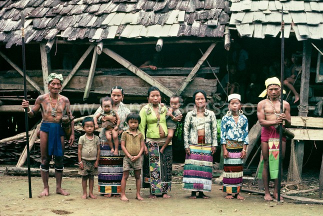 Fueron dos semanas de accidentado viaje a pie y en canoa para llegar hasta aquí: la primera casa comunal dayak de uno de los ríos más remotos de Borneo del Este. Toda la comunidad vivía bajo un solo techo - cada familia tenía su propia habitación donde se cocinaba y se dormía. Esta familia se ha puesto sus mejores galas para la foto. Aquí caí enfermo.