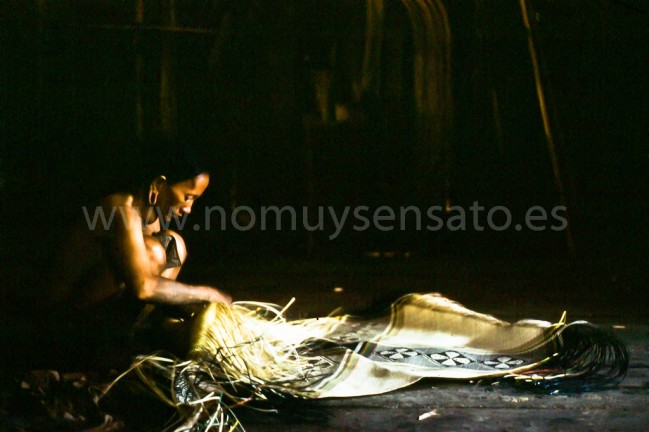 Las esterillas de los punan eran consideradas las mejores de esta región. El bulto en el cuello de la señora indica que padece de bocio, enfermedad bastante extendida en el interior de Borneo debido a la falta de yodo en la dieta. De ahí el alto valor de la sal como material de trueque.