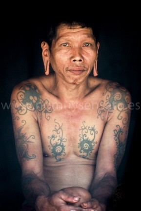 Los tatuajes dayak tienen distintos significados. Algunos indican viajes realizados, otros momentos clave en la vida como la toma de la primera cabeza o el nacimiento de un hijo, y otros funcionan para proteger al que los lleva. Hoy en día es muy poco frecuente verlos entre los dayak - aunque se han hecho populares en los salones de tatuaje occidentales.