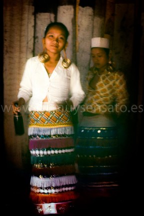 Una danza de bienvenida. Todo muy tradicional menos la botella: a saber cómo ha llegado hasta aquí. Las fiestas de bienvenida se acompañaban de abundantes cantidades de vino de arroz y en algún momento el forastero solía ser obligado a mostrar sus dotes de danzante. Yo no sería una excepción.