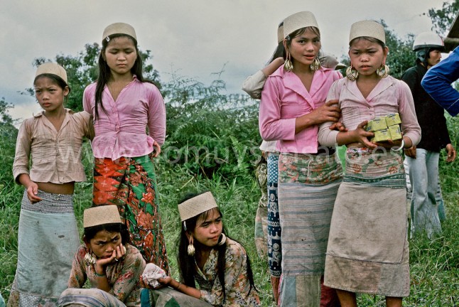 Tres meses de viaje por la selva hasta llegar cerca de la frontera con Sarawak. Paradójicamente, uno de los lugares mejor comunicados del interior, gracias a las avionetas de los misioneros. La chica de la derecha sujeta unos paquetes de margarina.