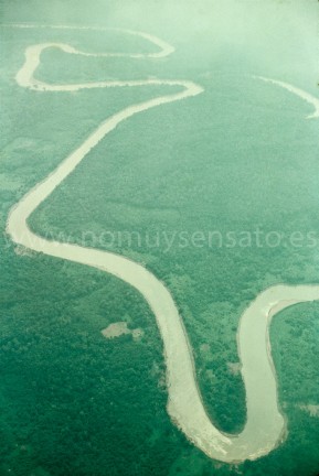 La única vez en mi vida que he hecho 'avionstop'. Cosas del interior de Borneo. El piloto no puso reparos en traerme de nuevo a la ¿civilización? Tres meses de ida, tres horas de vuelta. Tardé bastante más tiempo en readaptarme al mundo exterior. Las experiencias que viví con los dayak se me han quedado grabadas hasta hoy.