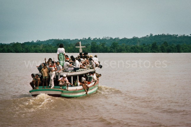 No había carreteras al interior en los años '70. Todo pasaba por el río. Esta embarcación iba muy cargada de pasajeros debido a que era el final del mes del ayuno y la gente volvía a sus pueblos para pasar la fiesta del Ramadán con sus familias.