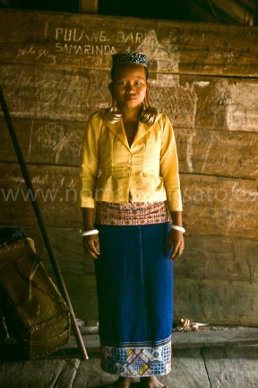 Esta chica era la mujer del señor de la camisa rosada de la imagen anterior. Viste el traje tradicional de las mujeres dayak. Las orejas largas eran consideradas señal de belleza y de estatus social. Me volví a encontrar con ella hace un par de años. Se había trasladado a vivir río abajo y se había cortado los lóbulos de las orejas por miedo a que la gente de las ciudades se riese de ella.
